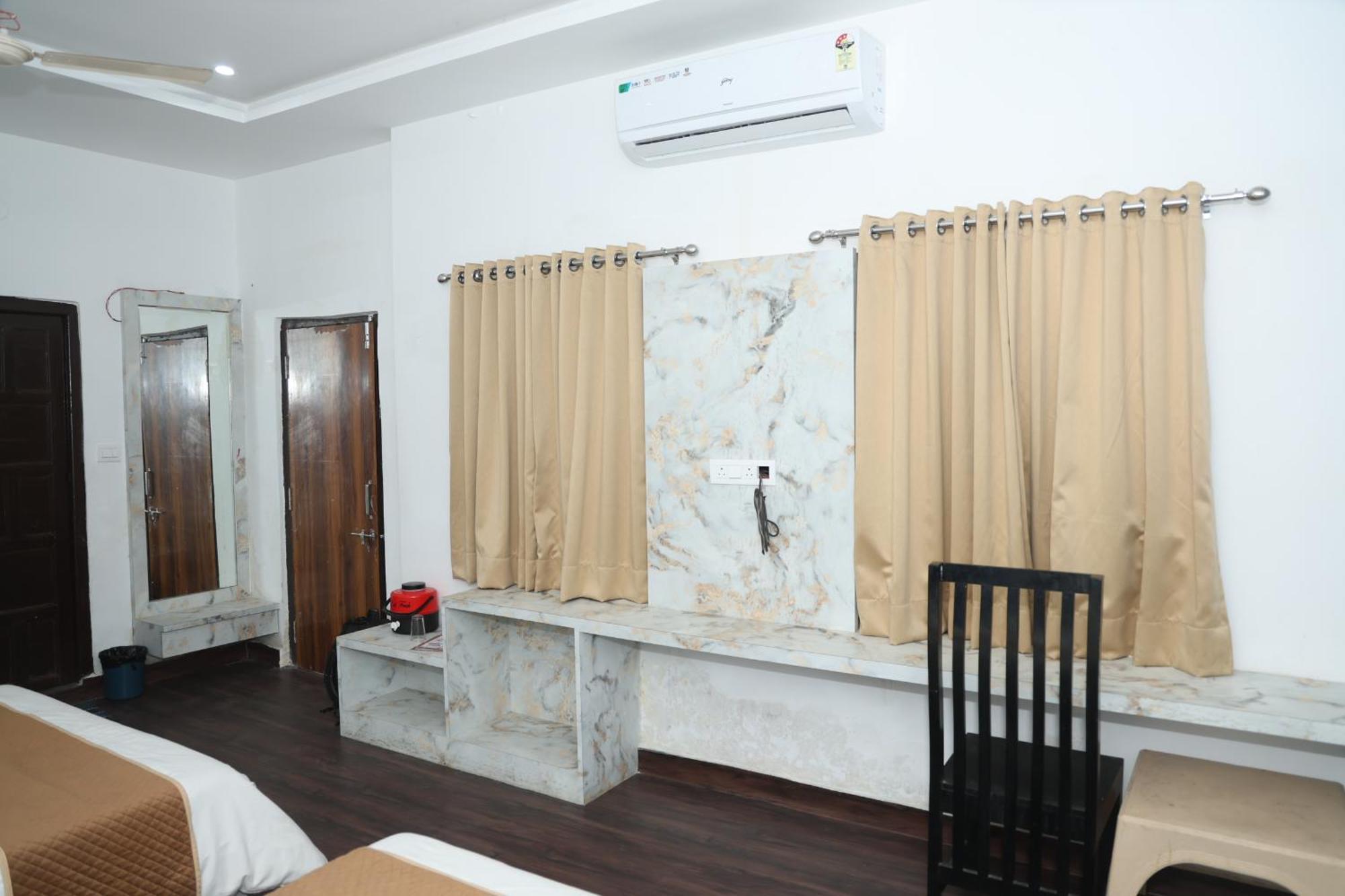 Hotel Devdarshan & Restaurant 2*