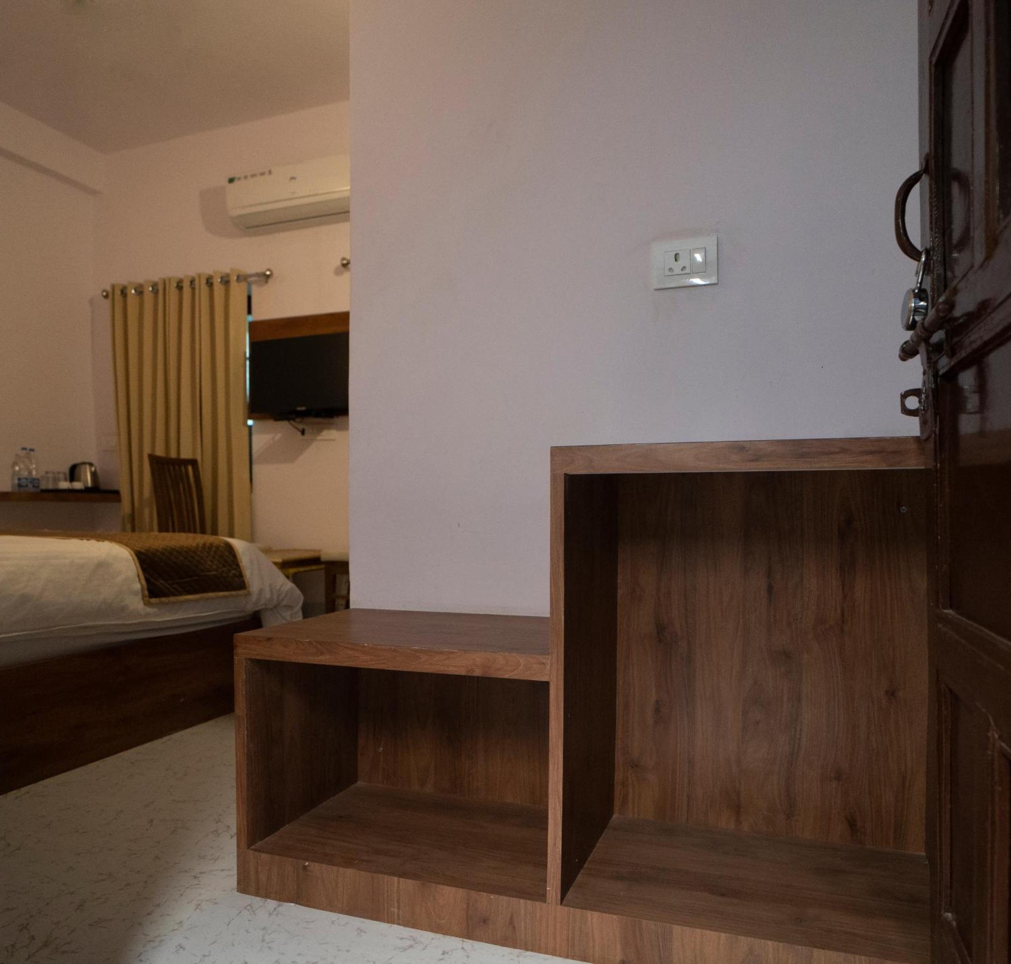 Devdarshan & Restaurant Hotel 2*