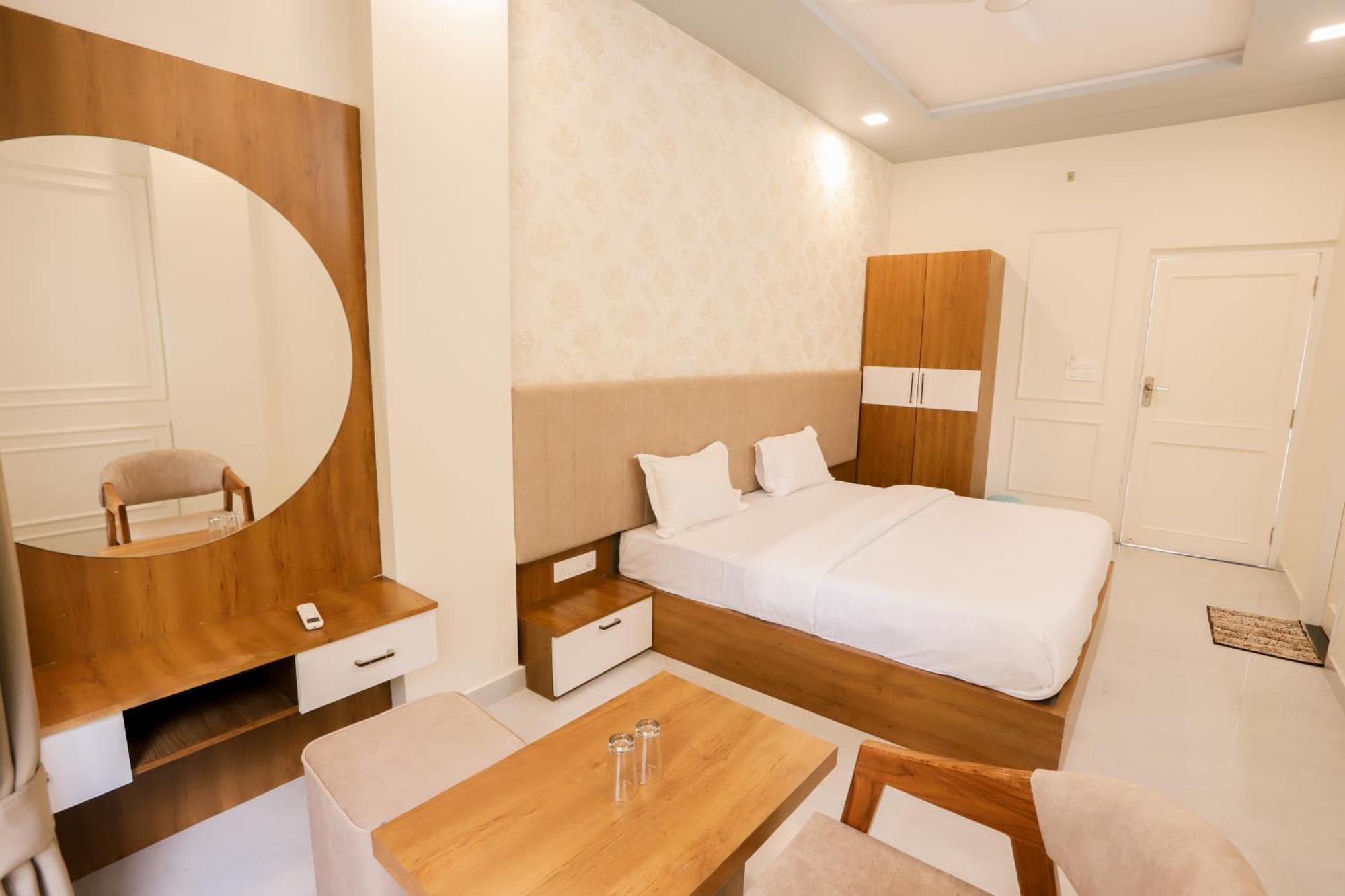 Hotel Indra Palace