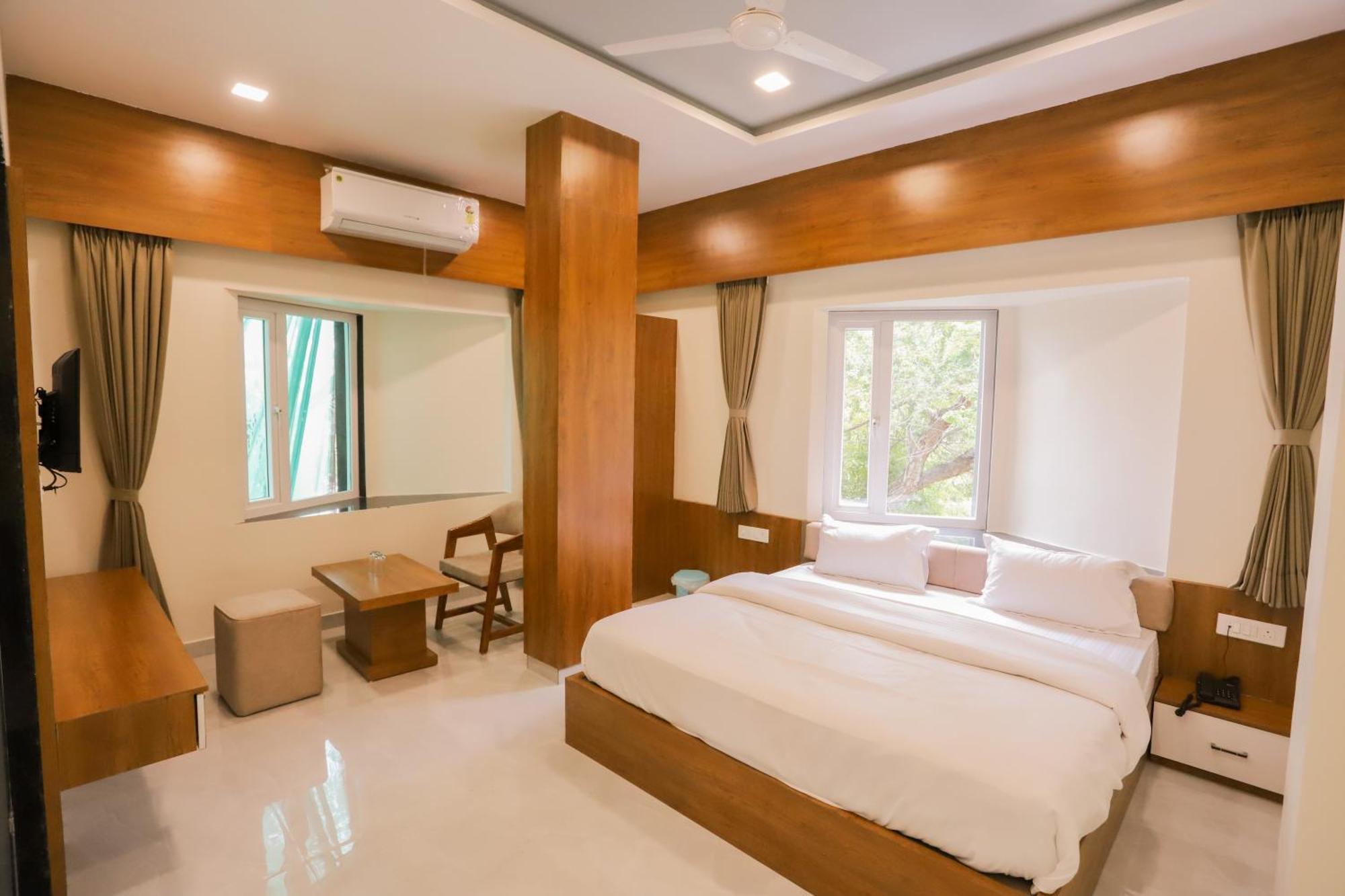 Indra Palace 3*