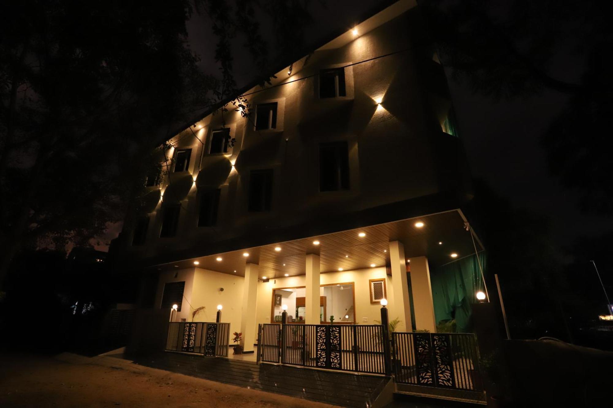 Indra Palace 3*