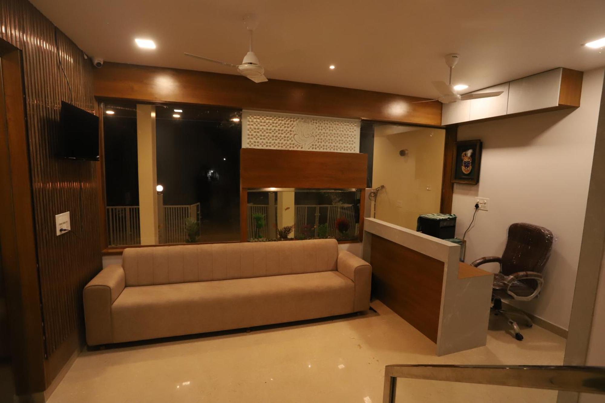 Indra Palace 3*
