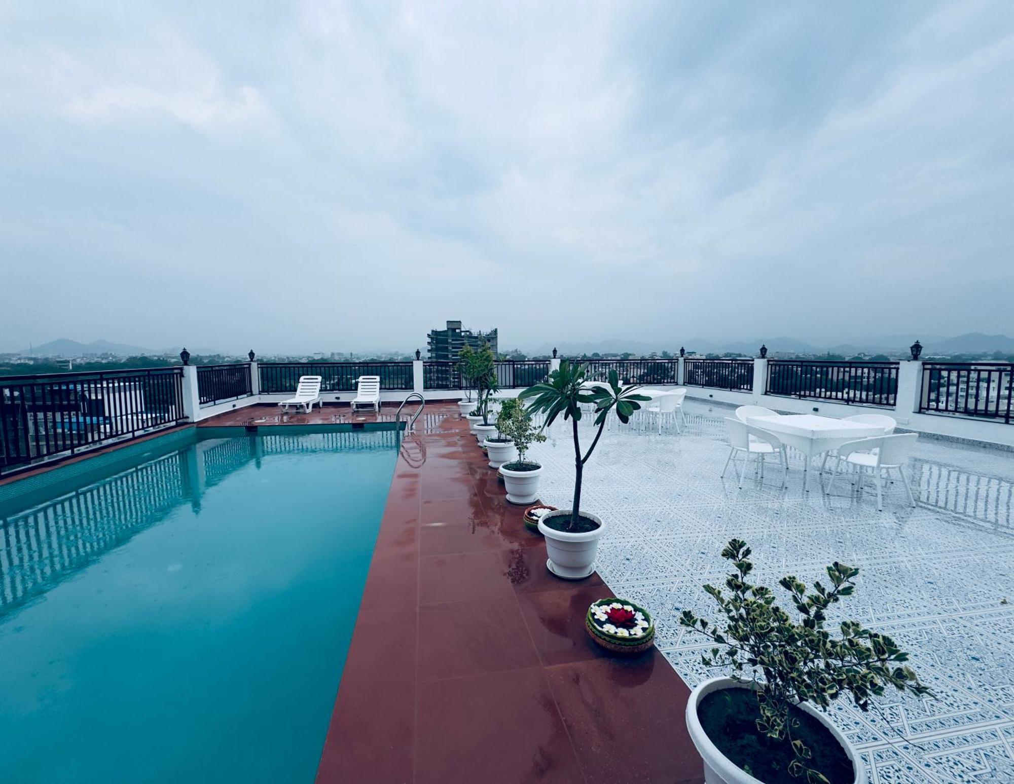 The Glance By Naina Staycation - Rooftop Swimming Pool ! Prime Location ! Awarded ! Big Parking ! Hotel Udaipur