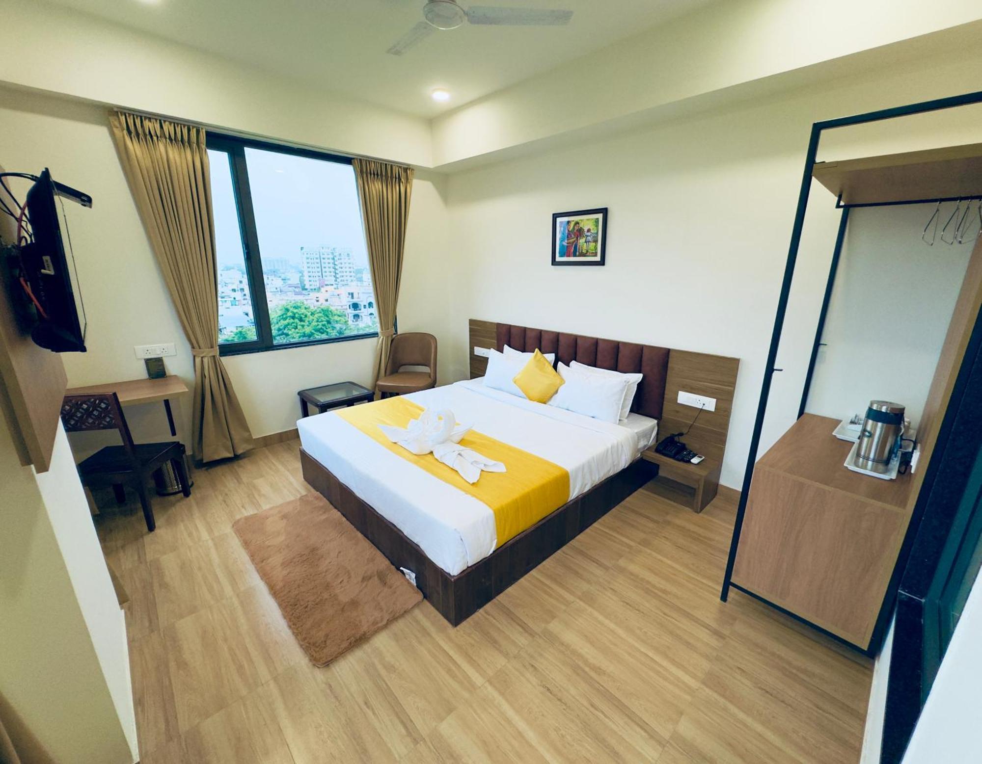 The Glance By Naina Staycation - Rooftop Swimming Pool ! Prime Location ! Awarded ! Big Parking !