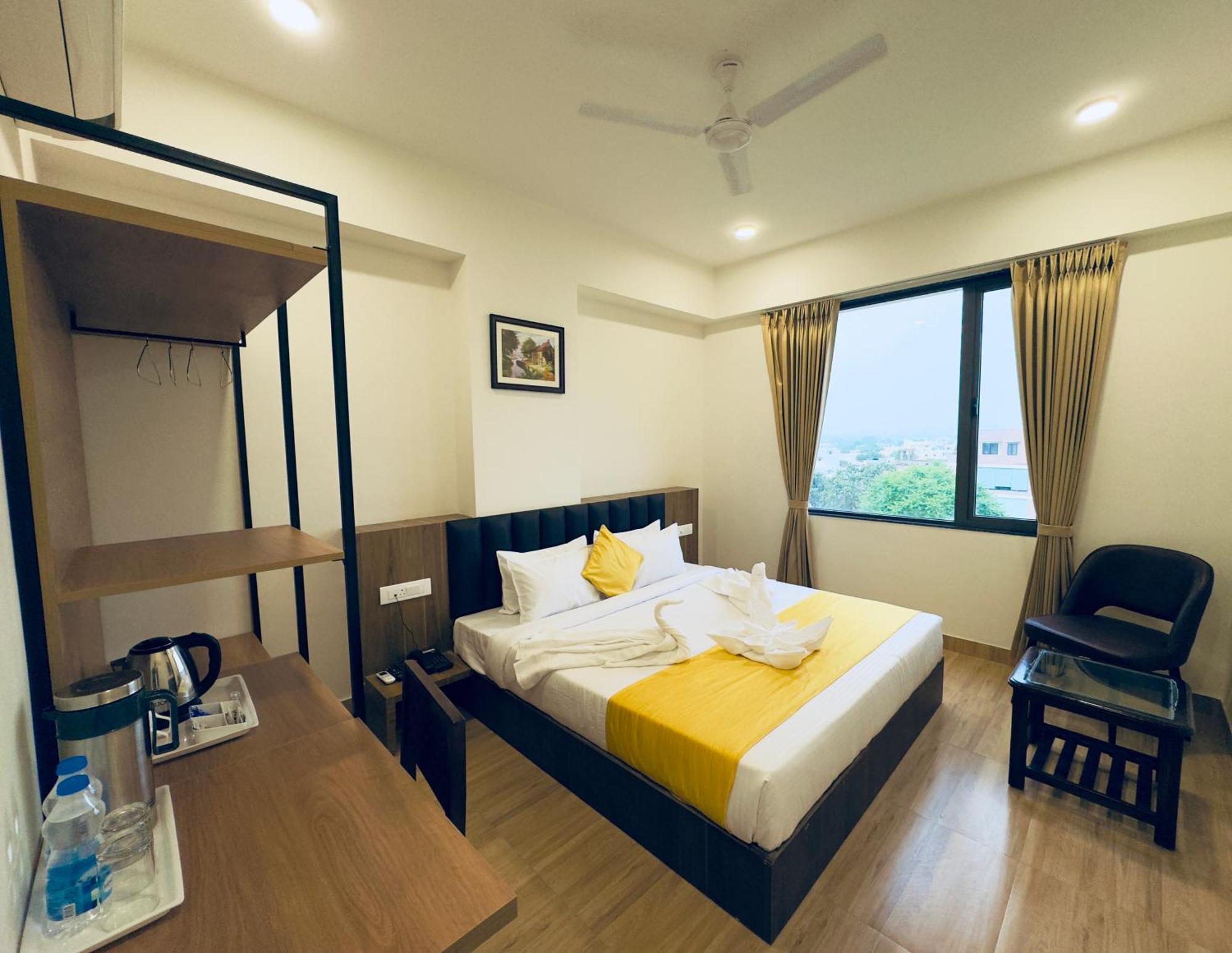 Hotel The Glance By Naina Staycation - Rooftop Swimming Pool ! Prime Location ! Awarded ! Big Parking ! Udaipur