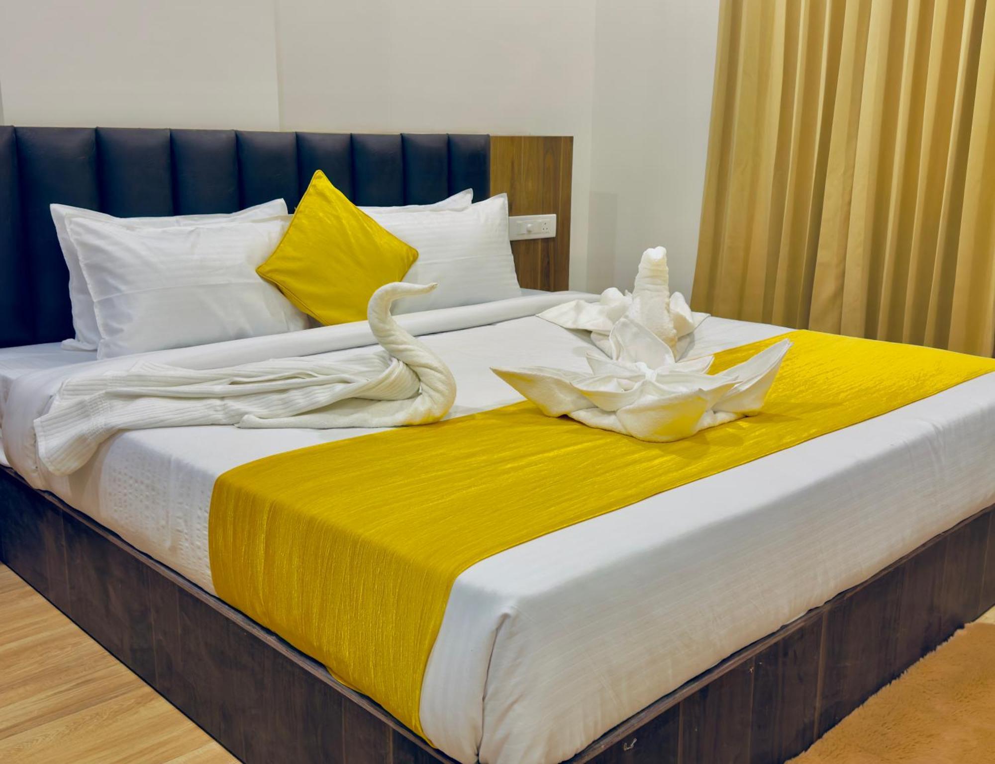 The Glance By Naina Staycation - Rooftop Swimming Pool ! Prime Location ! Awarded ! Big Parking !