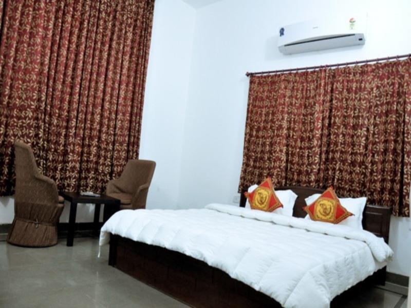 Hotel Oyo 14119 Manwar 3*
