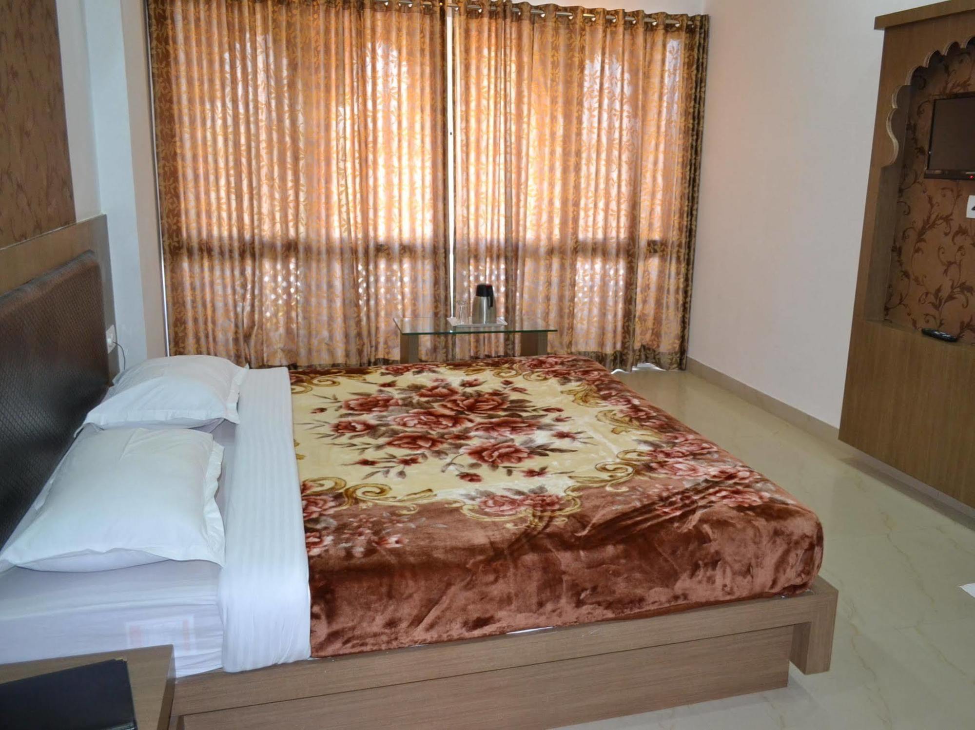 Hotel J M D Palace