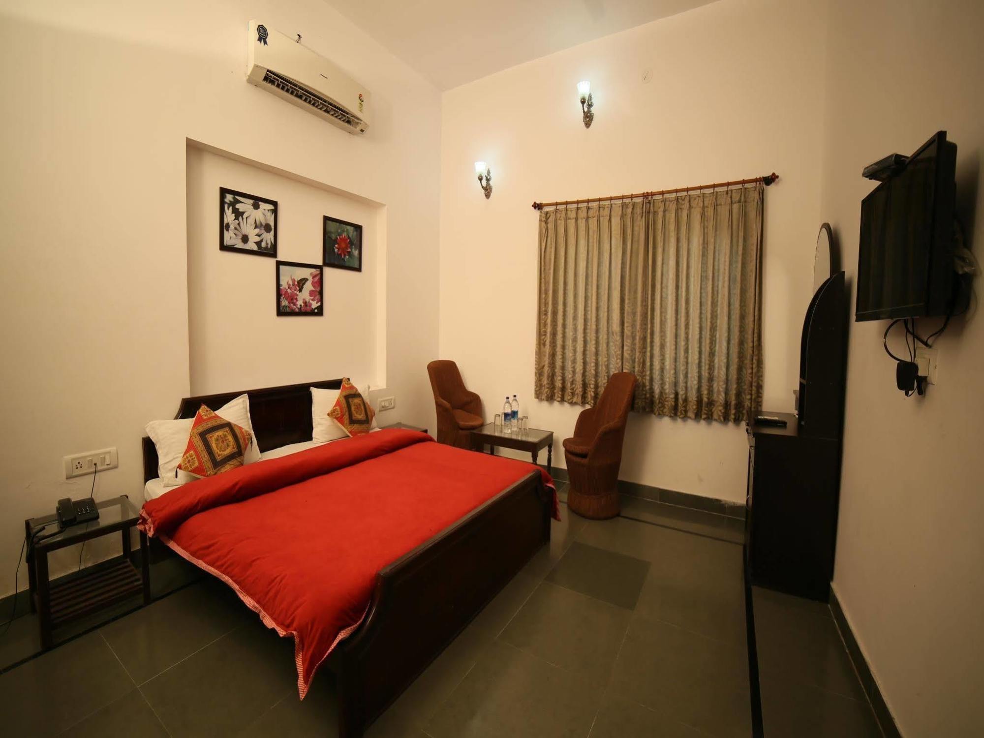 Oyo 14119 Manwar Hotel 3*
