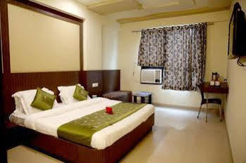 Hotel Oyo 1159 Hotel Chandra Prakash 2*