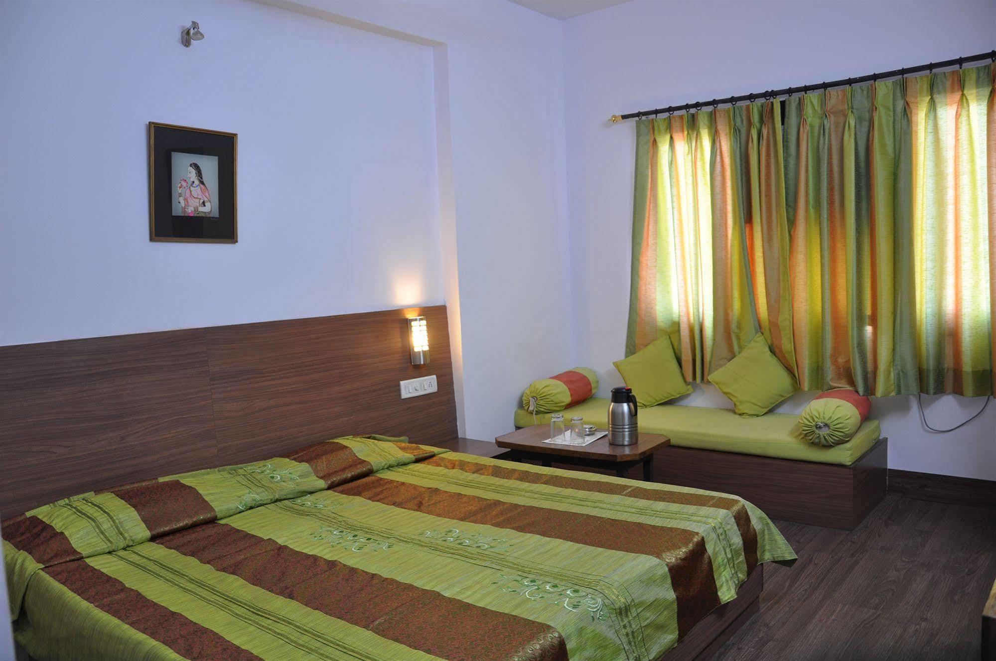 Hotel Gorbandh 3*