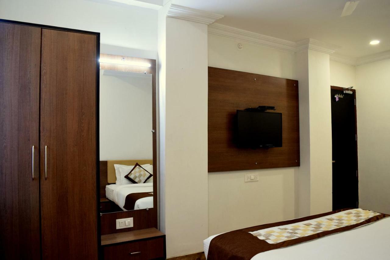 Hotel Four Season 3*
