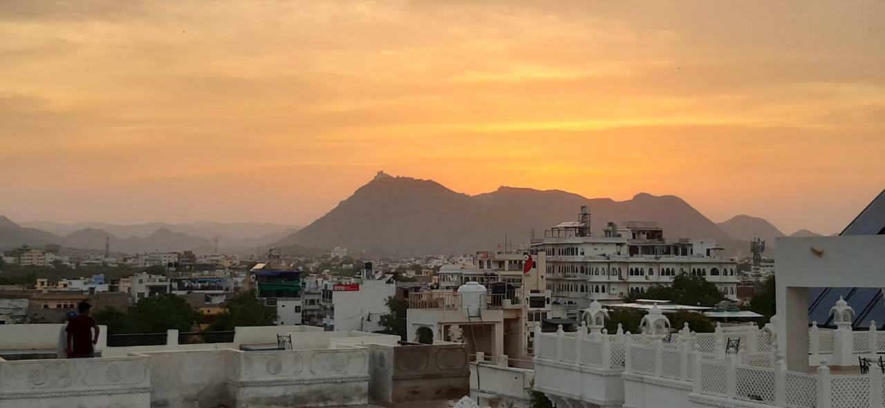 Ishwar Palace 2*
