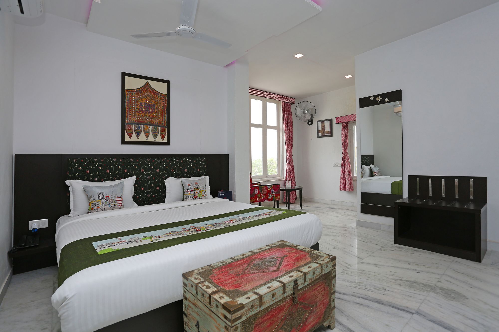 Hotel Oyo 9350 Viaan 3*