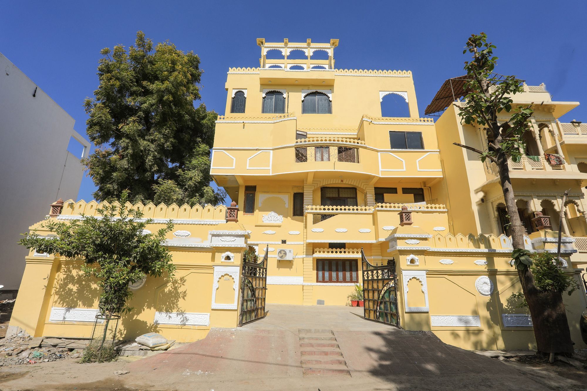 Hotel Oyo 9760 Tej Near Celebration Mall 2*