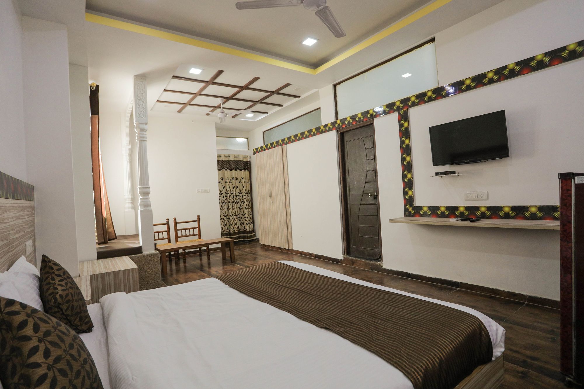 Hotel Oyo 9760 Tej Near Celebration Mall 2*