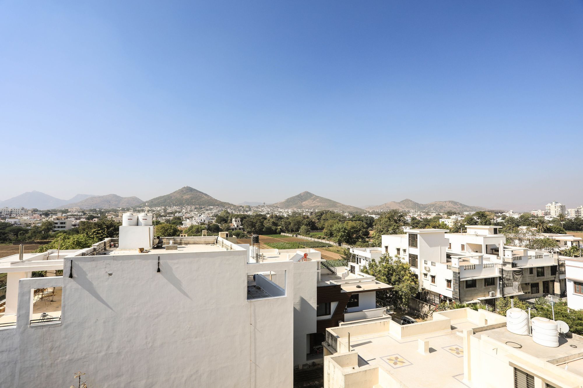 Hotel Oyo 9760 Tej Near Celebration Mall