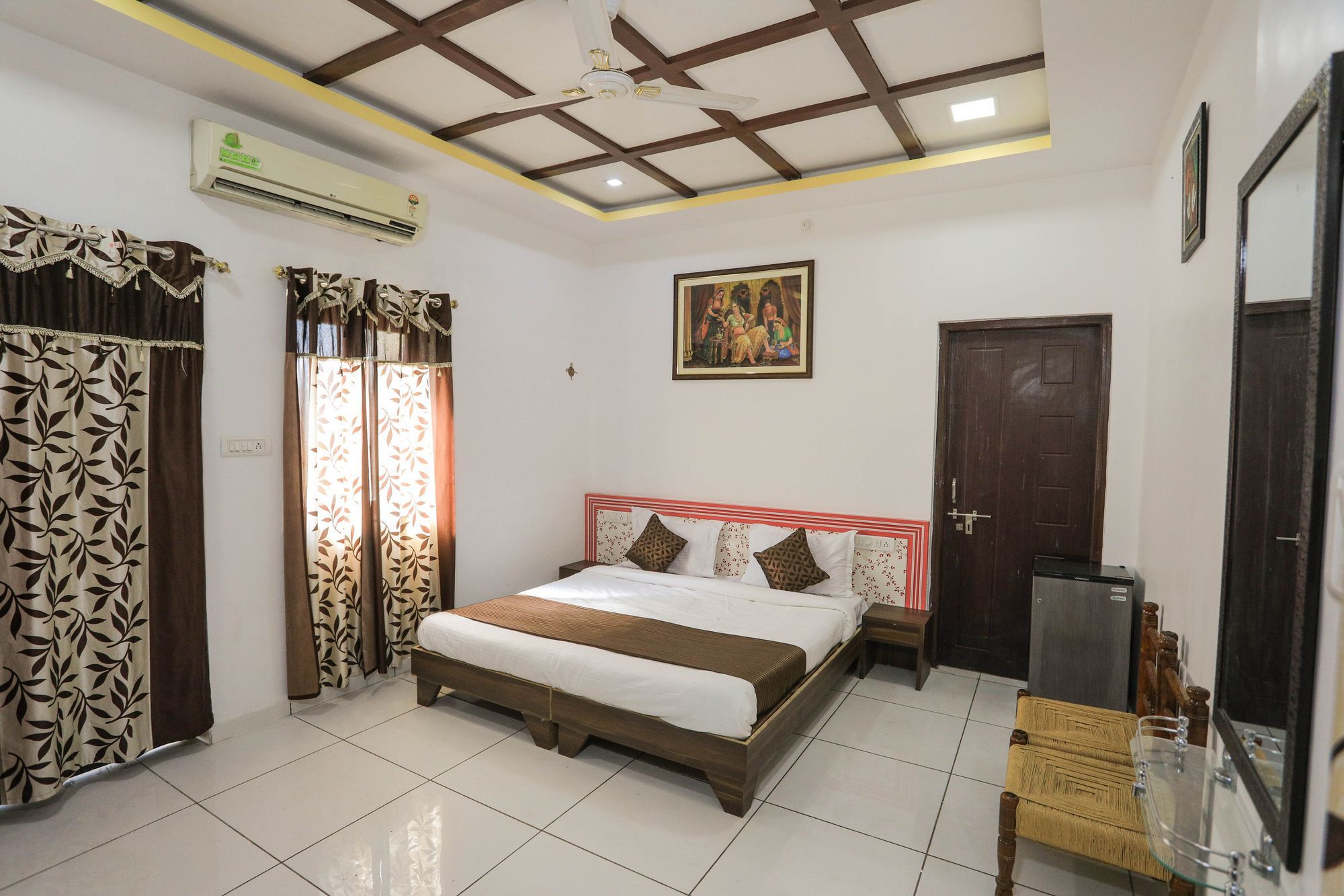 Hotel Oyo 9760 Tej Near Celebration Mall