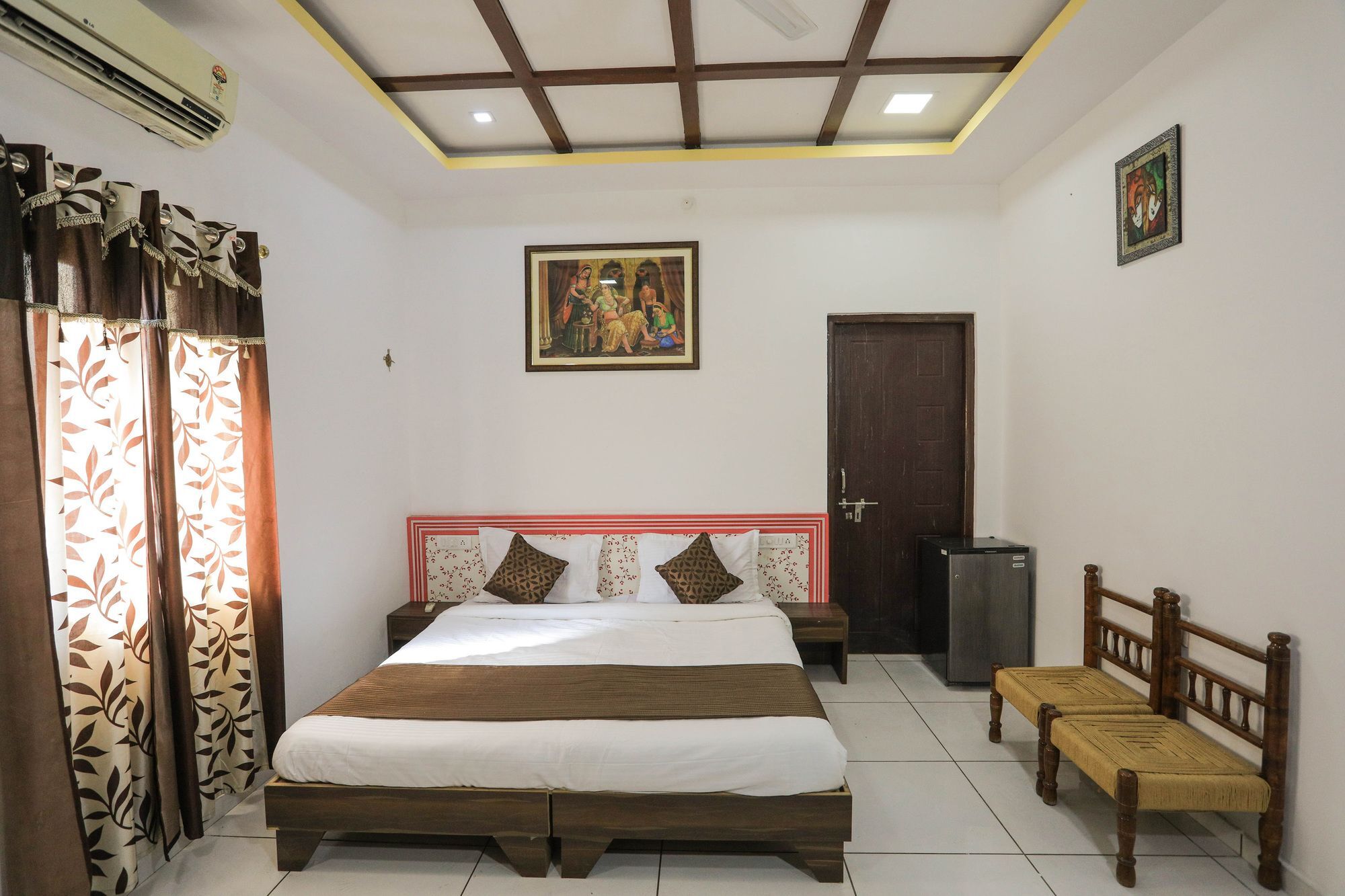 Oyo 9760 Tej Near Celebration Mall Hotel