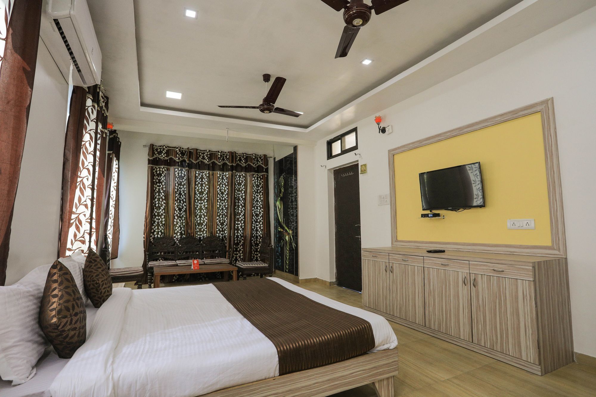 Hotel Oyo 9760 Tej Near Celebration Mall 2*