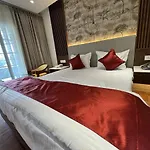 Sky Suites By The Lazy Host