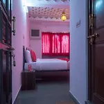 Oyo 12250 Home Kesar Vilas Near Trident Udaivilas
