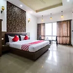 Oyo 28253 Jmd Palace
