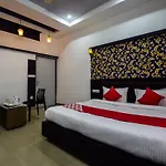 Oyo 28253 Jmd Palace