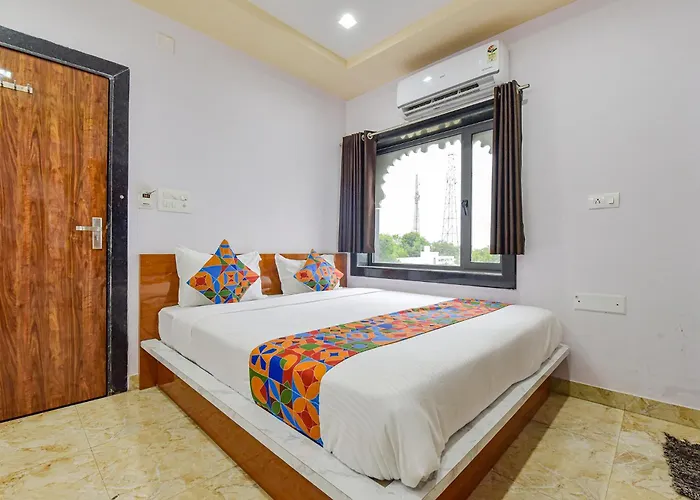 Fabhotel Lali Palace