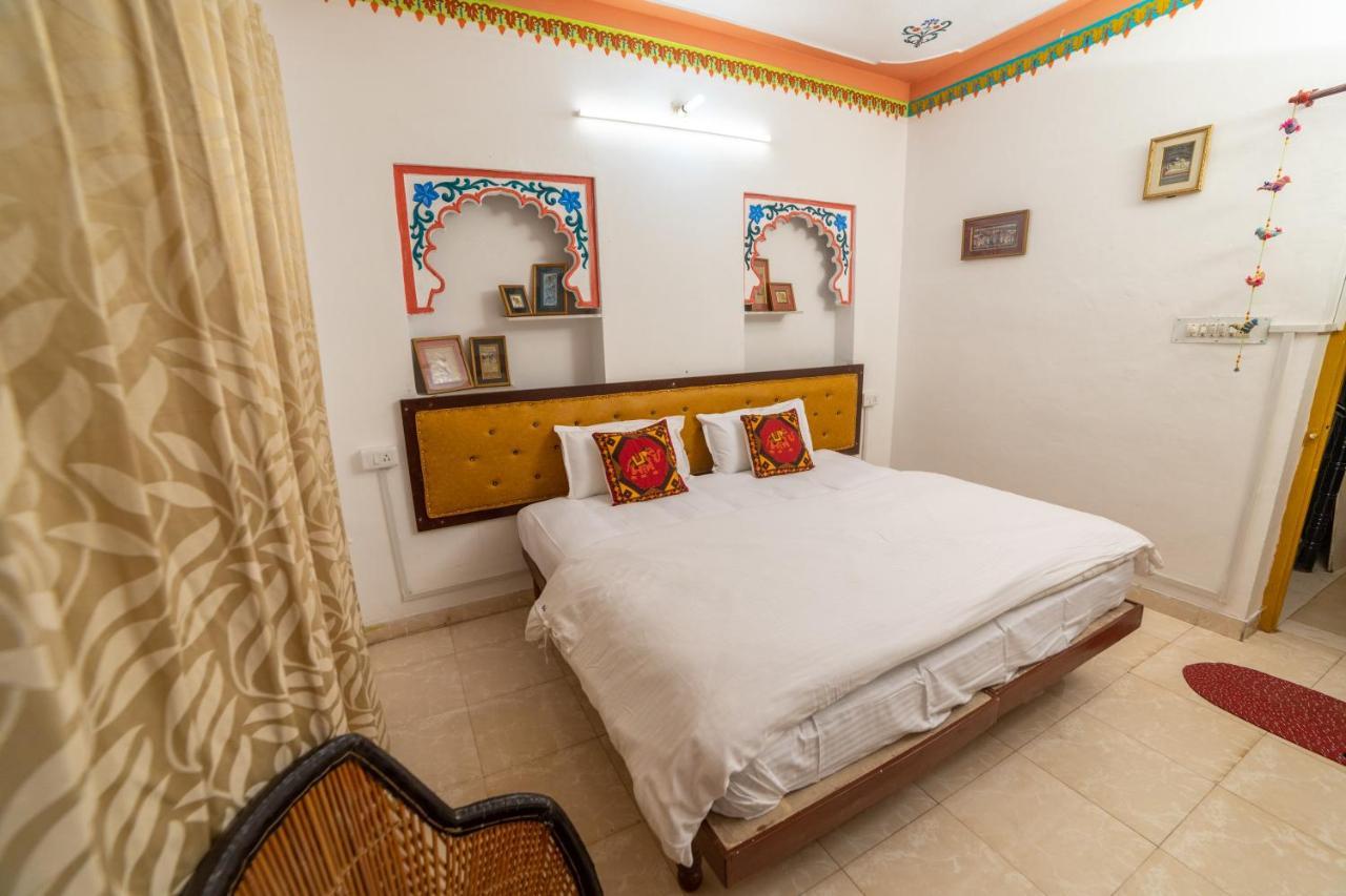 Hanuman Ghat On Lake Pichola Hotel