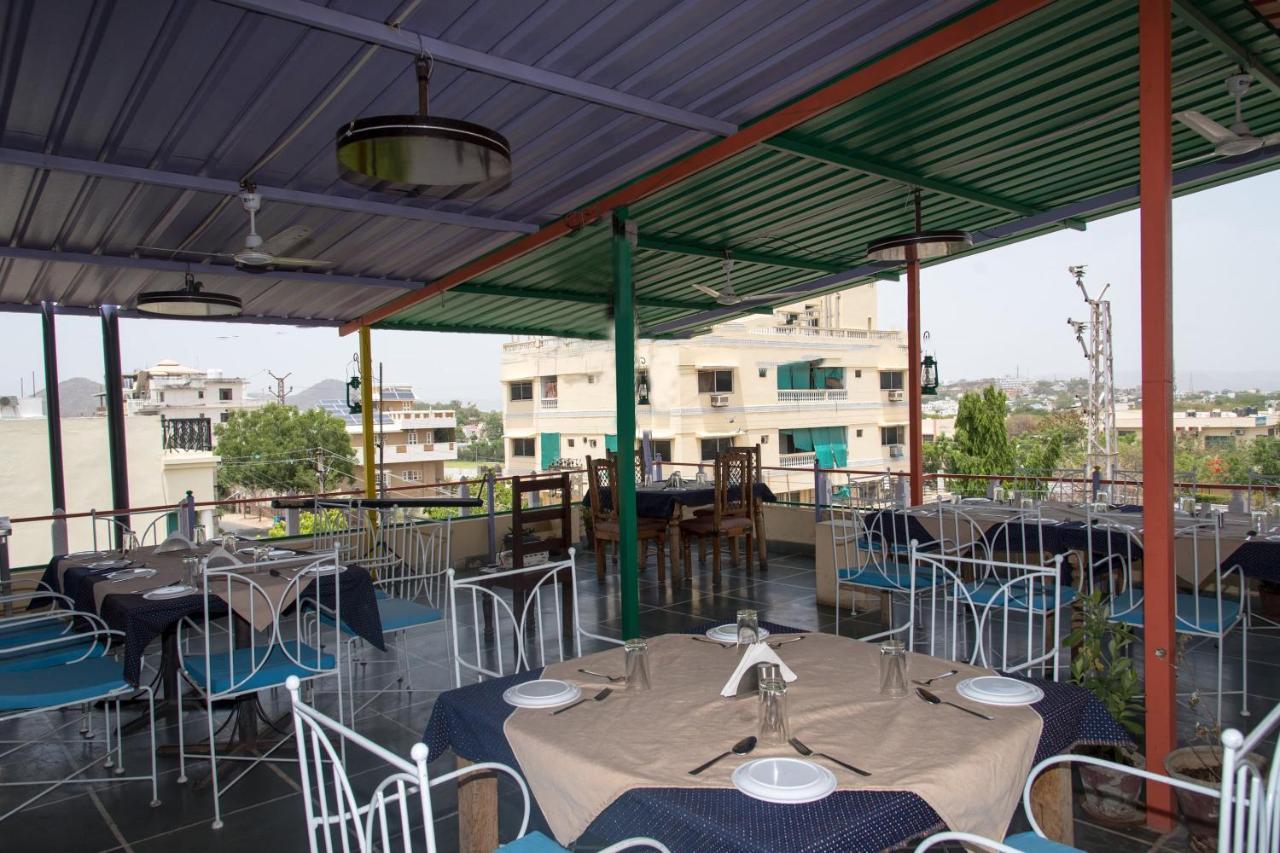 Oyo 14119 Manwar Hotel 3*