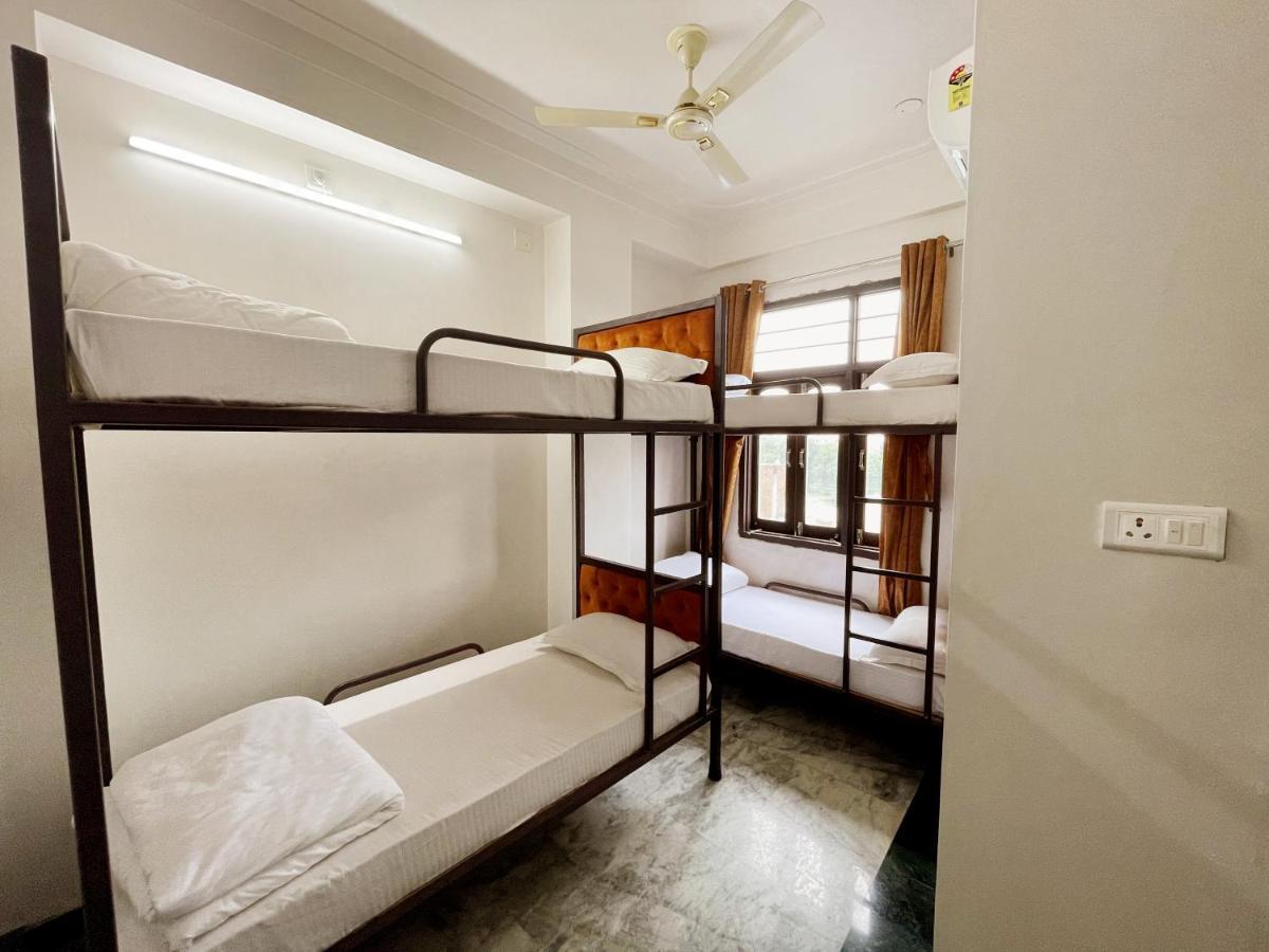 Umed Regency - A Lake Facing Hostel