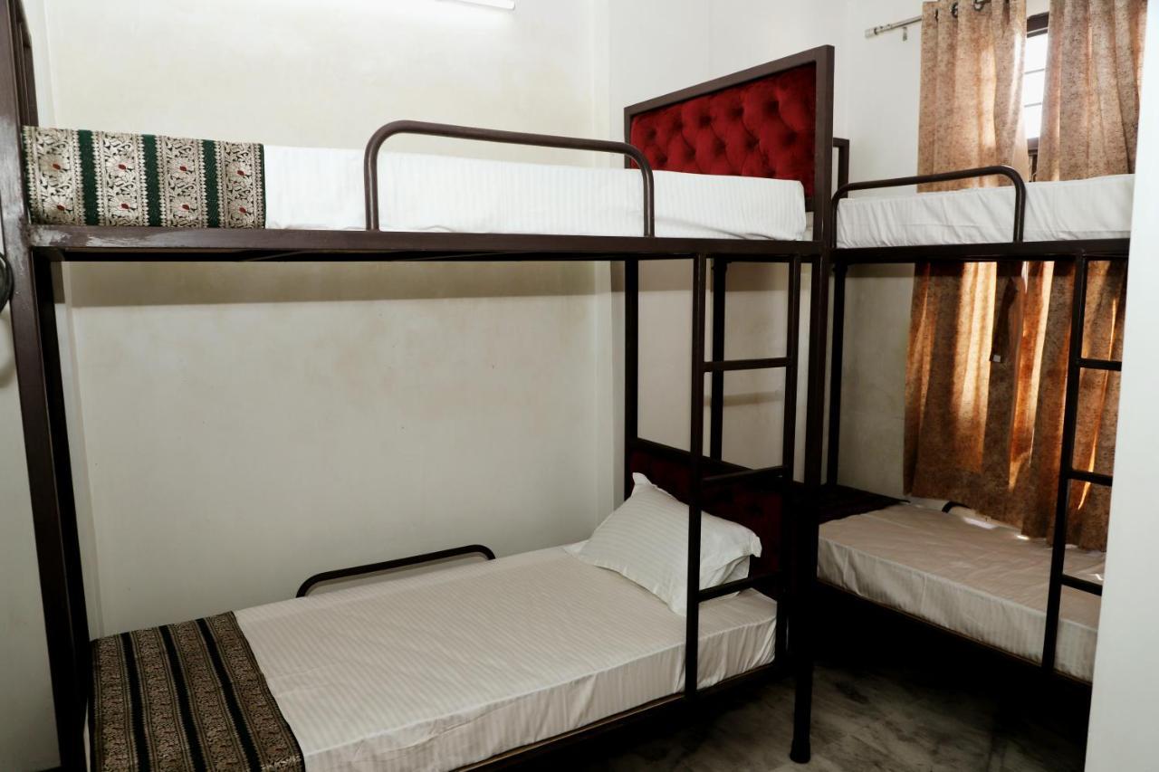 Umed Regency - A Lake Facing Hostel