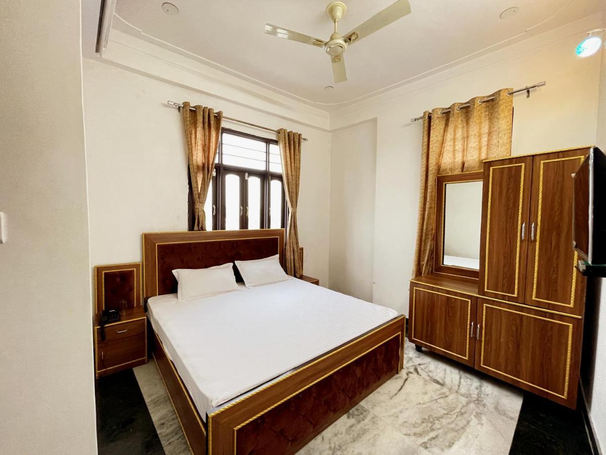 Umed Regency - A Lake Facing Hostel Udaipur