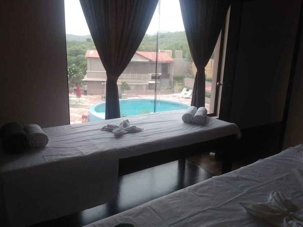 Resort Araliayas & Udaipur