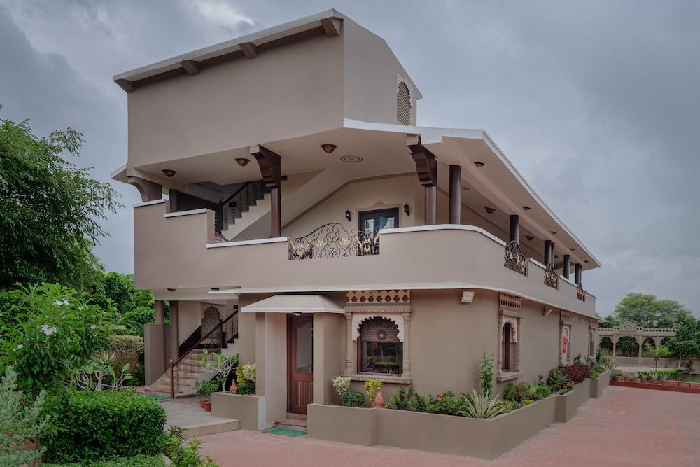 Resort Araliayas & 4*