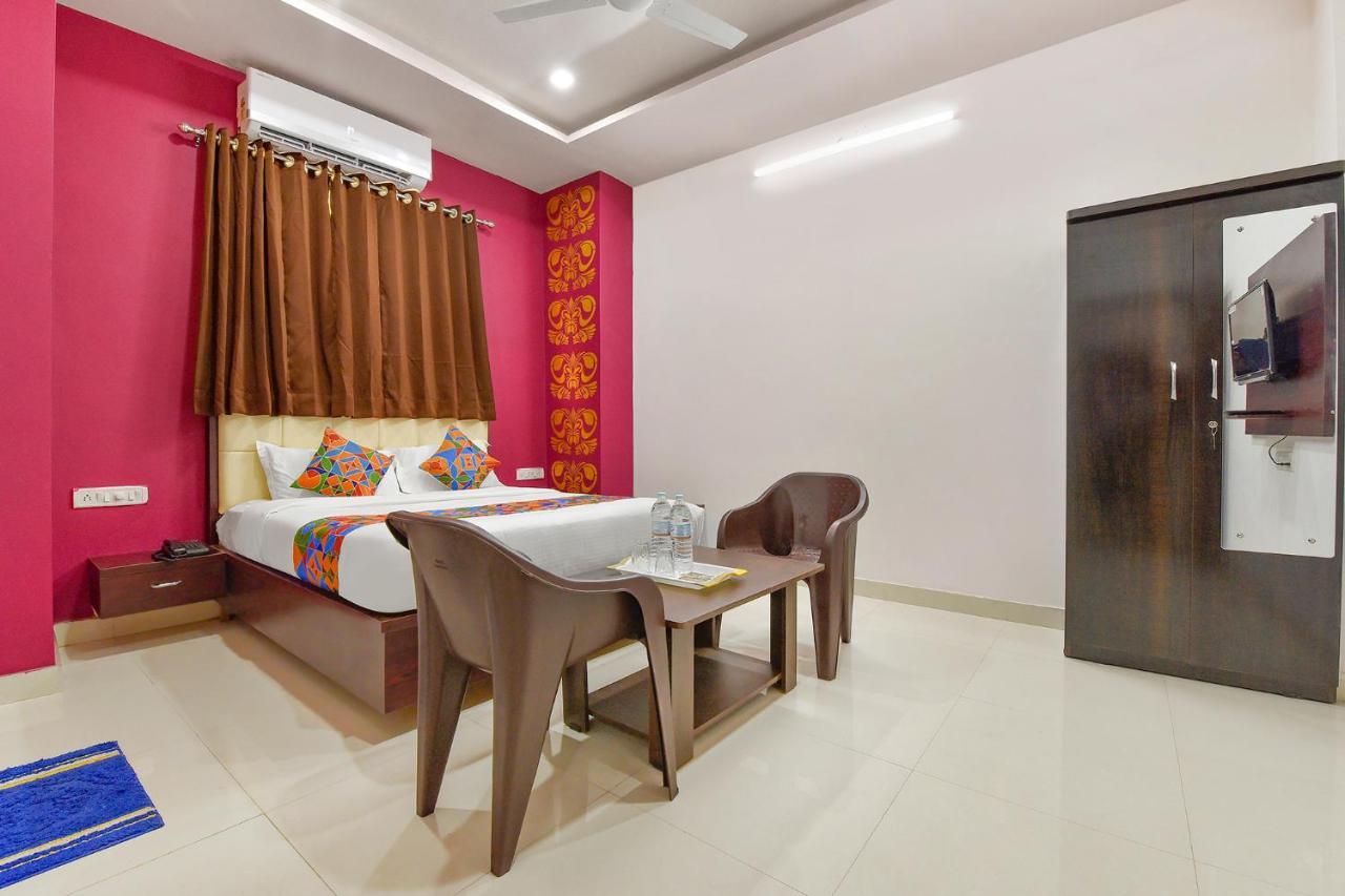 Hotel Fabexpress Shree Thakur- 700 Meter Away From Railway Station 3*