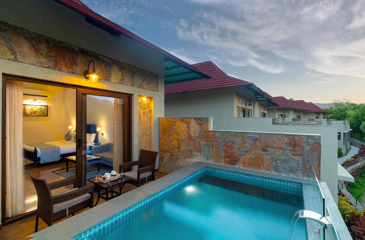 Sarasiruham - Private Pool In Resort