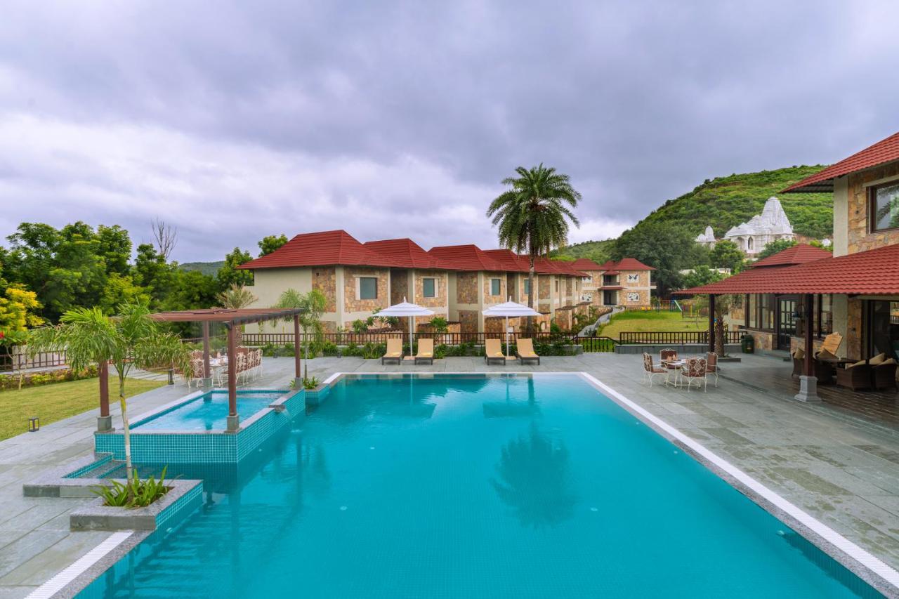Sarasiruham - Private Pool In Resort