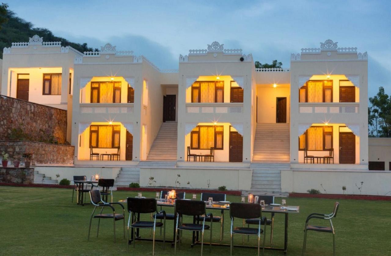 Hill Garden 4*