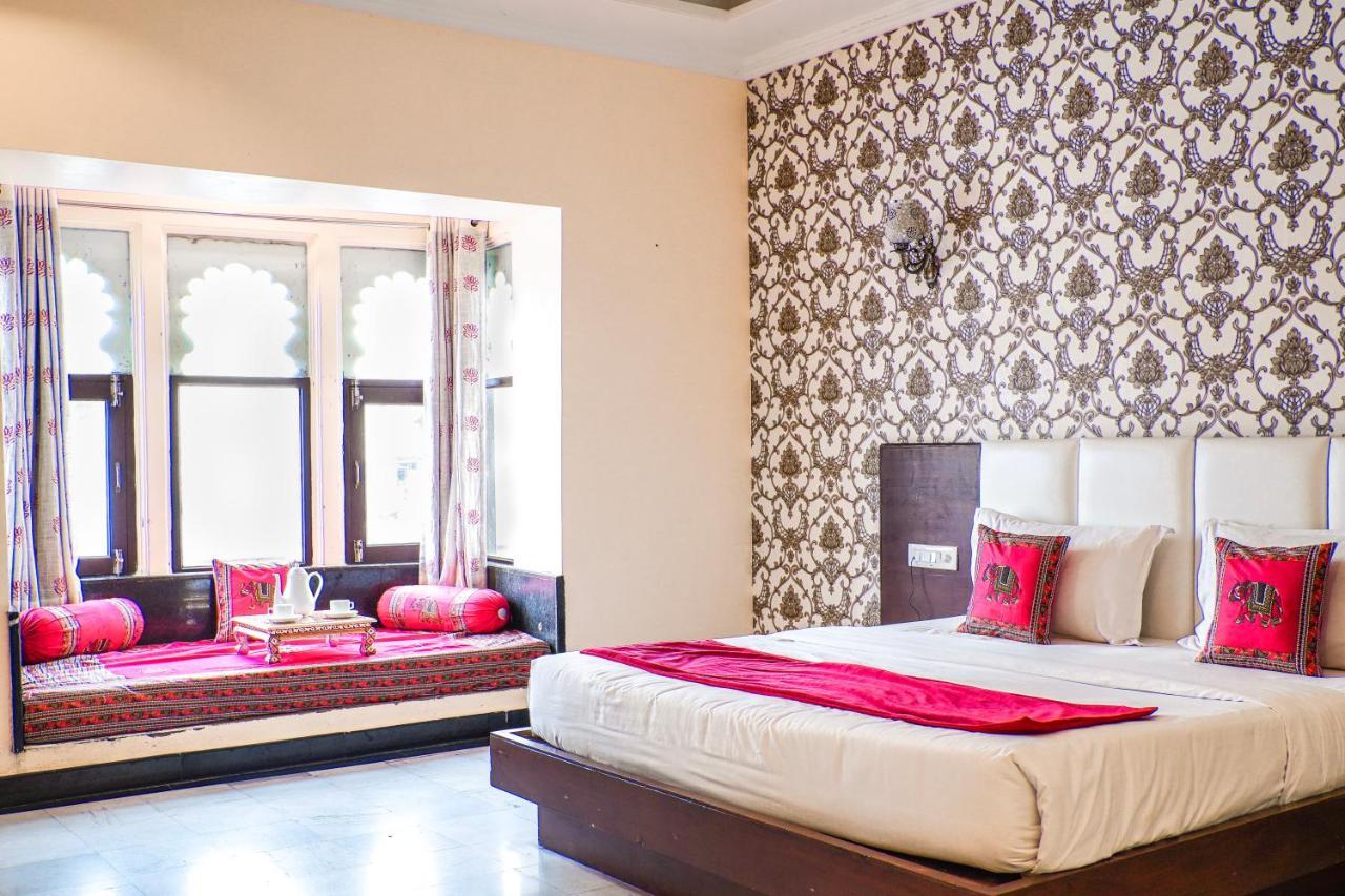 Hide-in - A Lake View Boutique Hotel