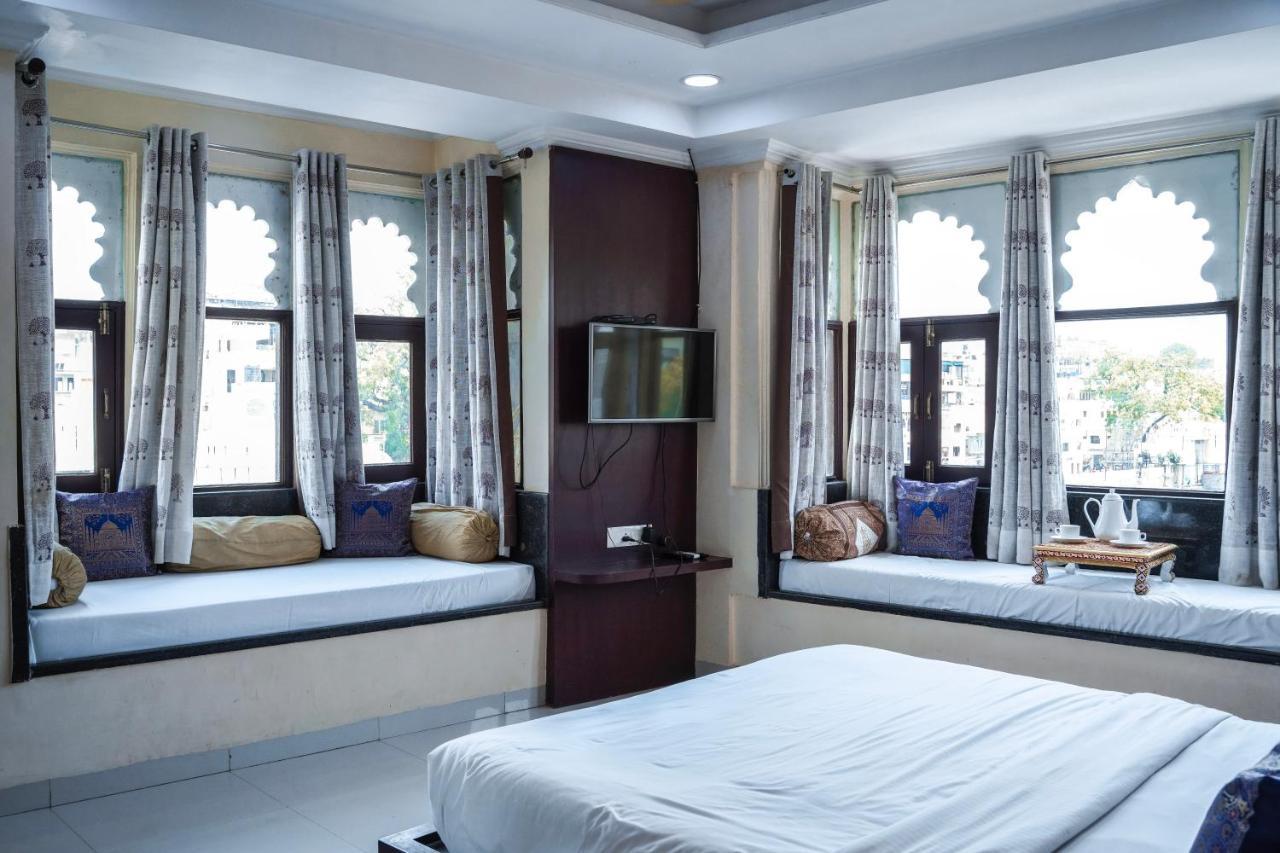 Hide-in - A Lake View Boutique Hotel