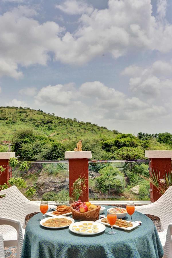 Stayvista'S Tryst With Valleys - Hill-View Villa With Private Pool, Jacuzzi & Games Room Villa *