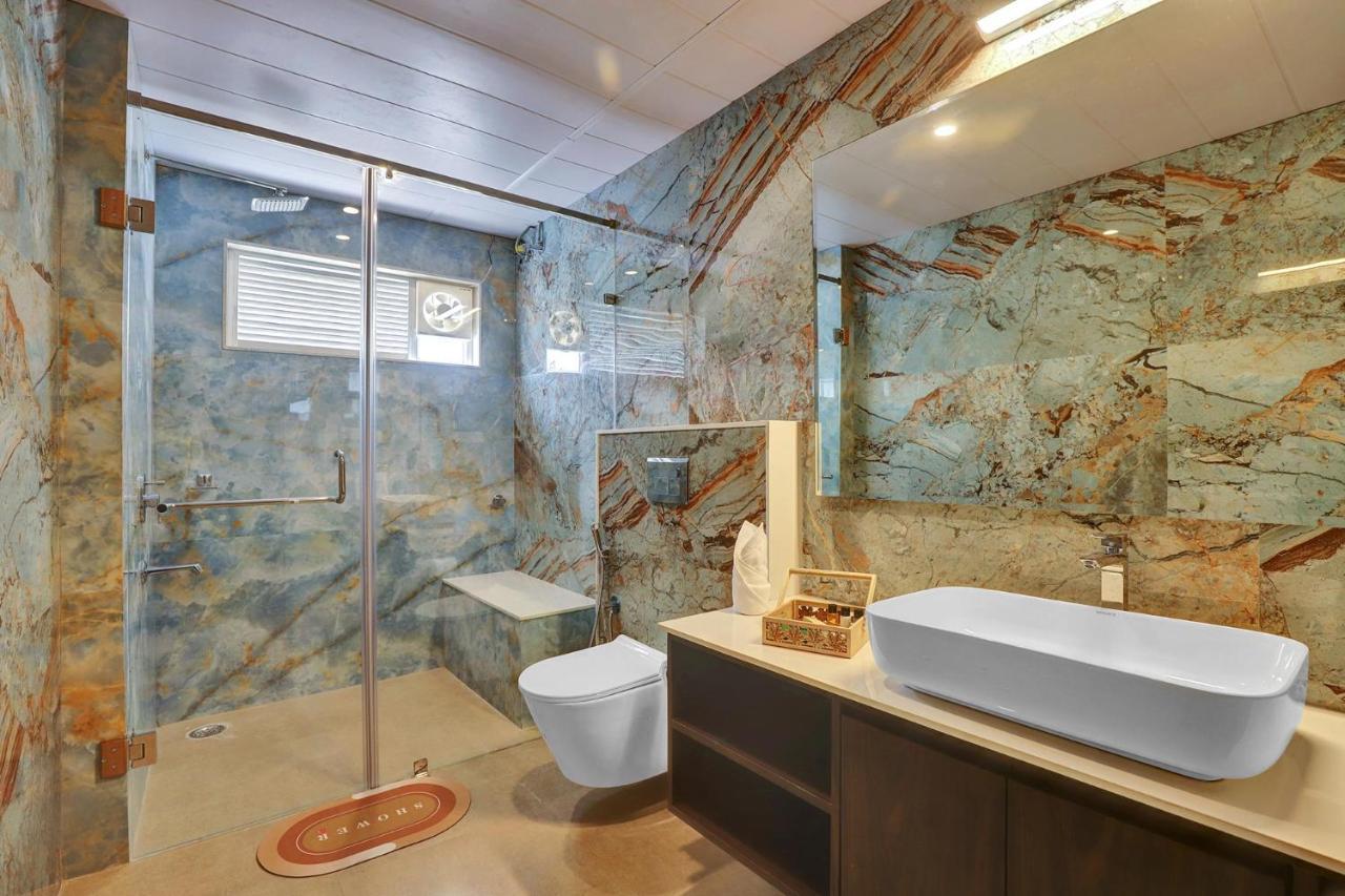 Villa Stayvista'S Tryst With Valleys - Hill-View Villa With Private Pool, Jacuzzi & Games Room