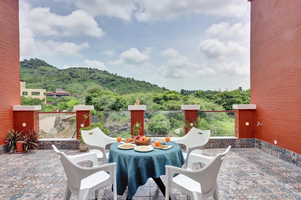 Stayvista'S Tryst With Valleys - Hill-View Villa With Private Pool, Jacuzzi & Games Room