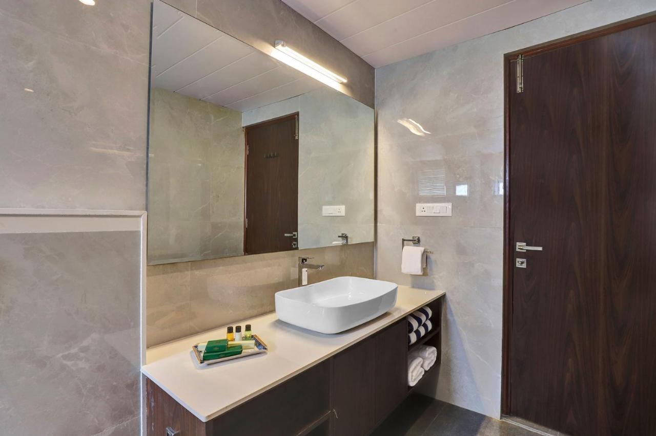 Stayvista'S Tryst With Valleys - Hill-View Villa With Private Pool, Jacuzzi & Games Room Villa