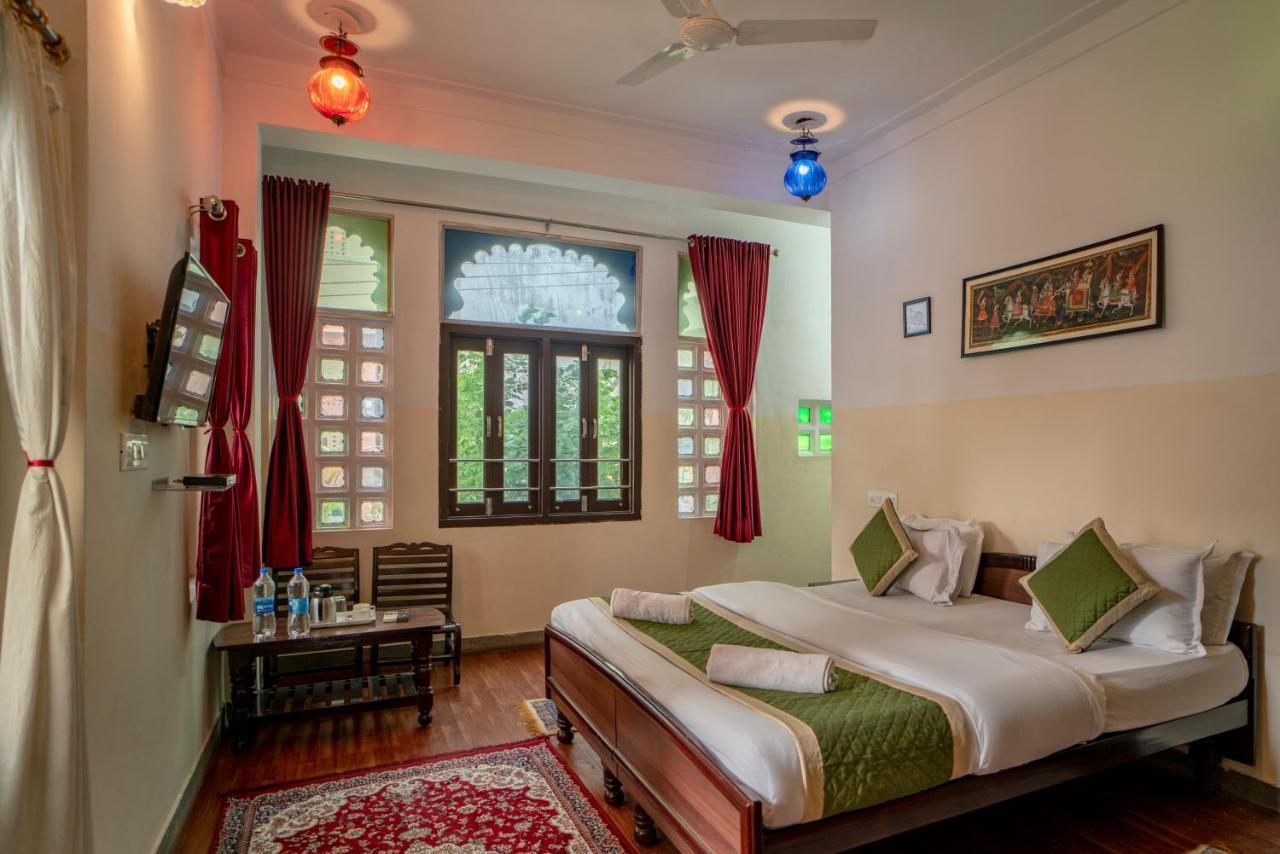 Girnar Hotel