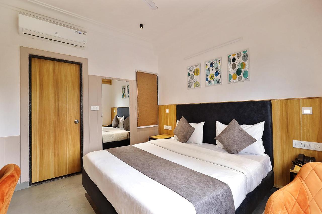 Sparkle Just 400 Meters From Railway Station Hotel