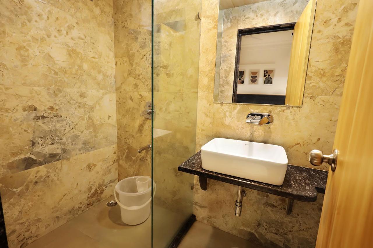 Hotel Sparkle Just 400 Meters From Railway Station 3*
