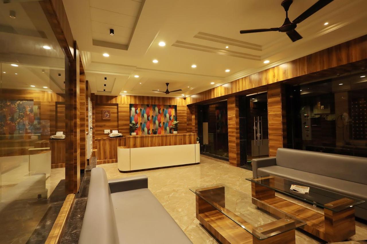 Hotel Sparkle Just 400 Meters From Railway Station 3*